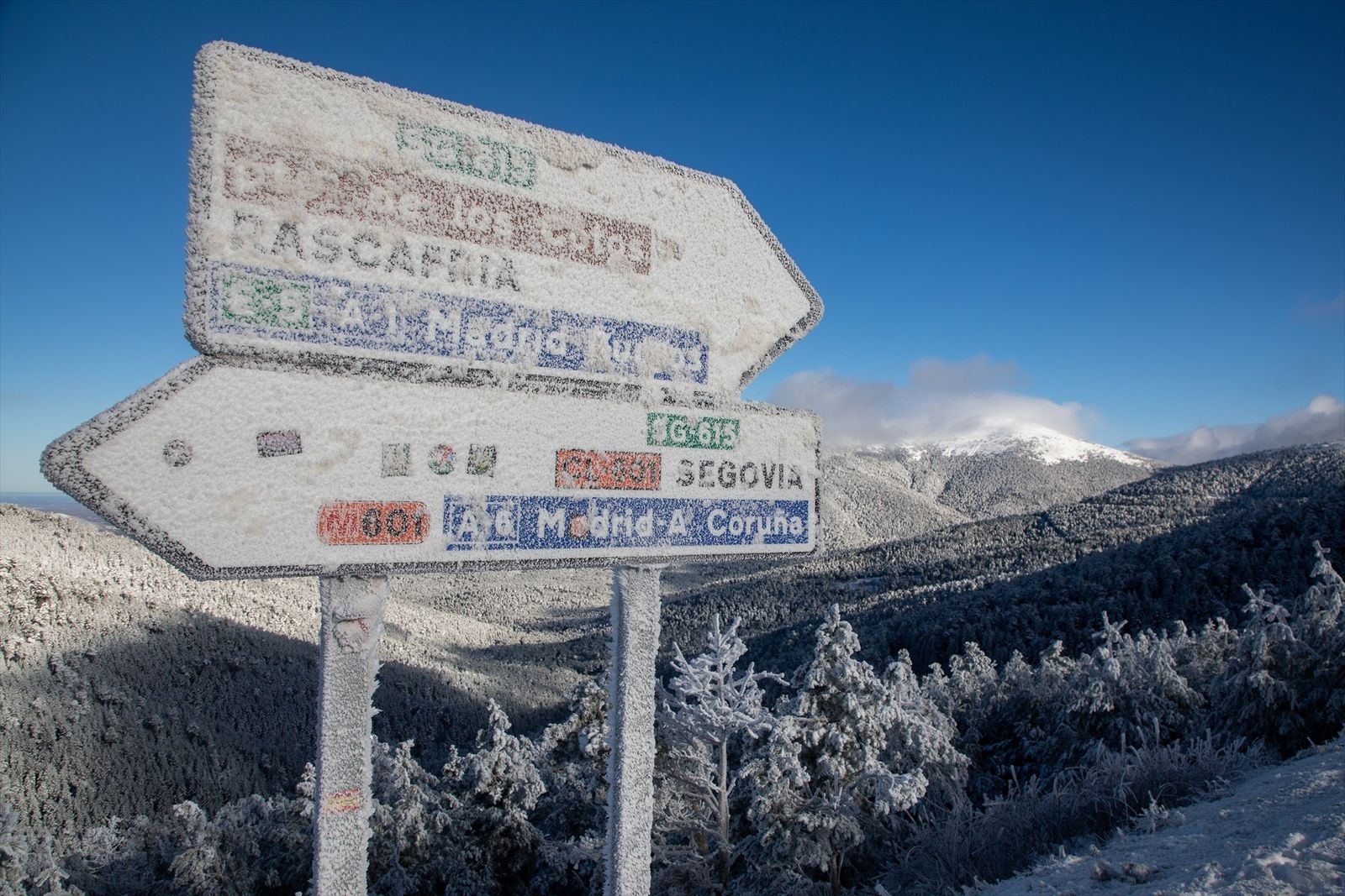 Dos carteles congelados en el Puerto de Navacerrada