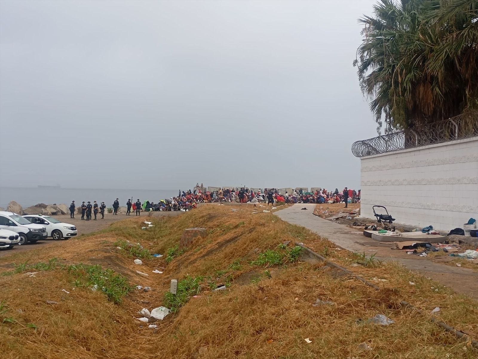 La Policía vuelve a desalojar la playa del Trampolín donde volvieron cientos de migrantes