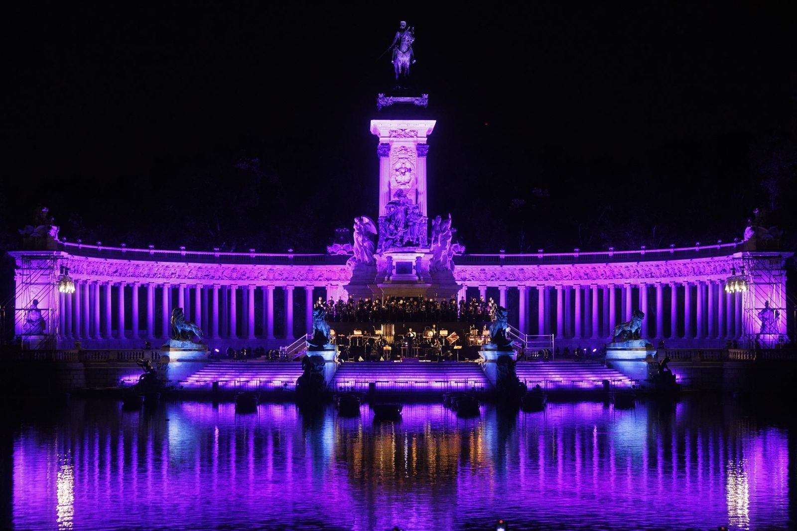 Una grandiosa Carmina Burana despide desde el lago del Retiro los Veranos de la Villa