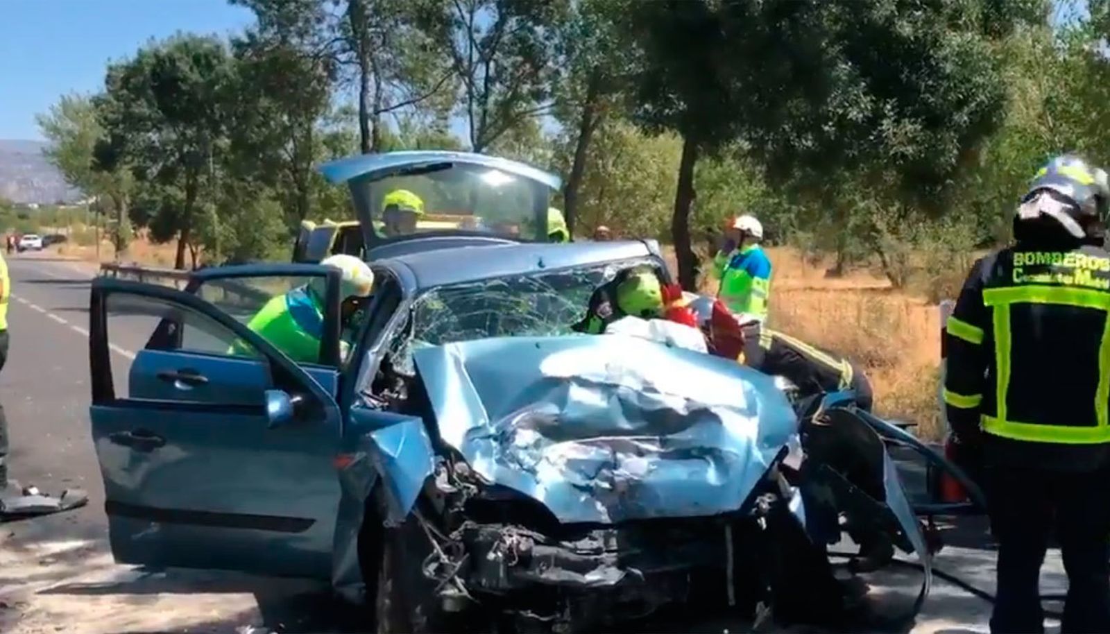 Herido grave el conductor de un coche al chocar contra un camión de limpieza en Villalba