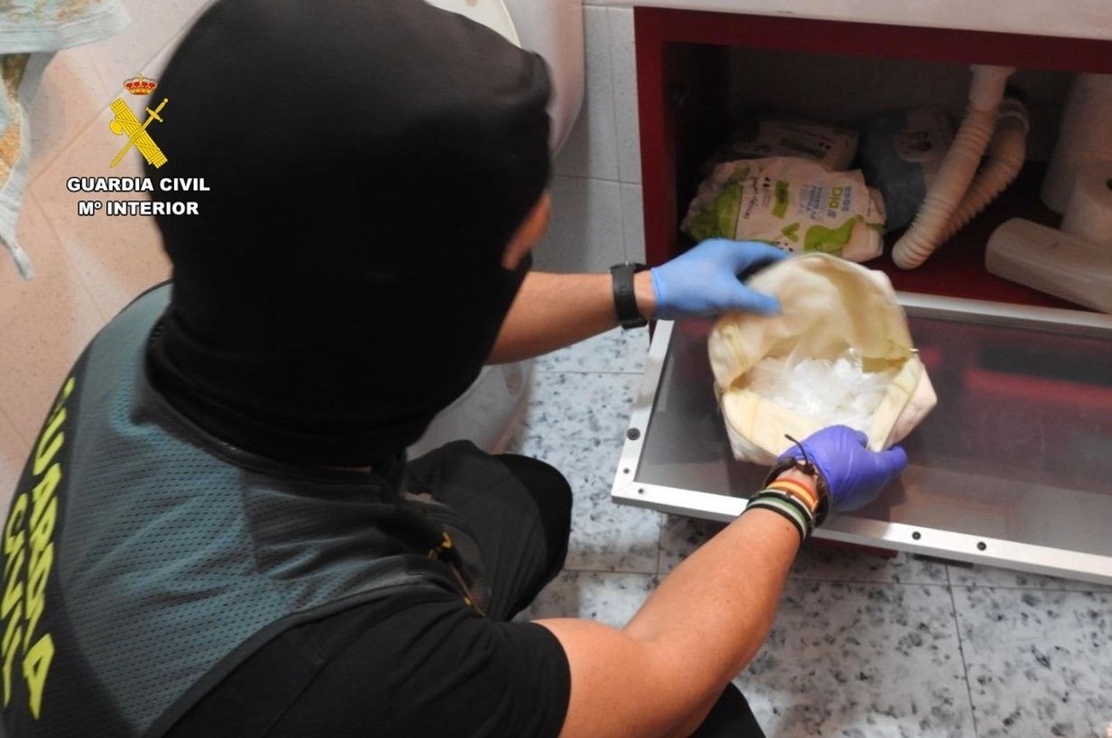 Un agente de la Guardia Civil incauta droga en un municipio