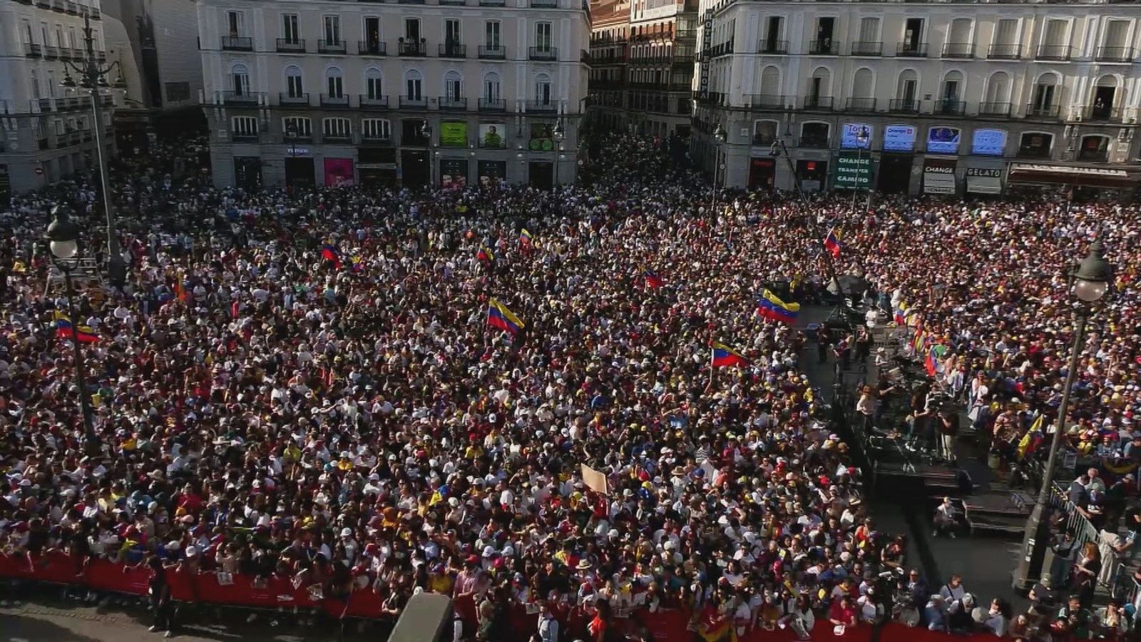 Miles de personas reciben a María Corina Machado en Sol al grito de "¡Presidenta!"