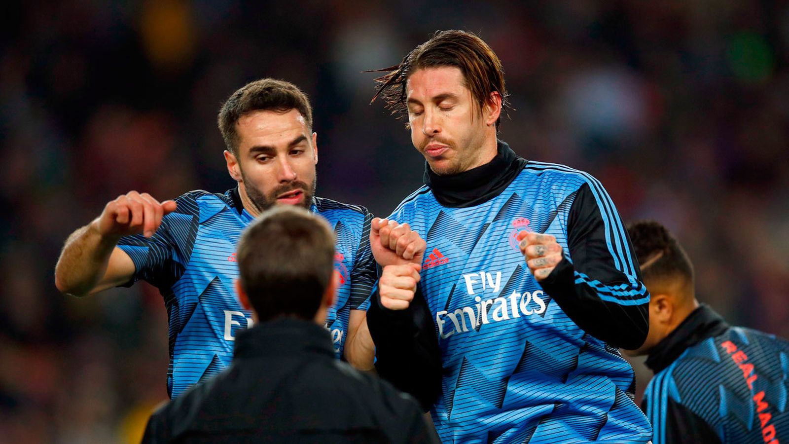 Sergio Ramos y Dani Carvajal calientan en el Camp Nou