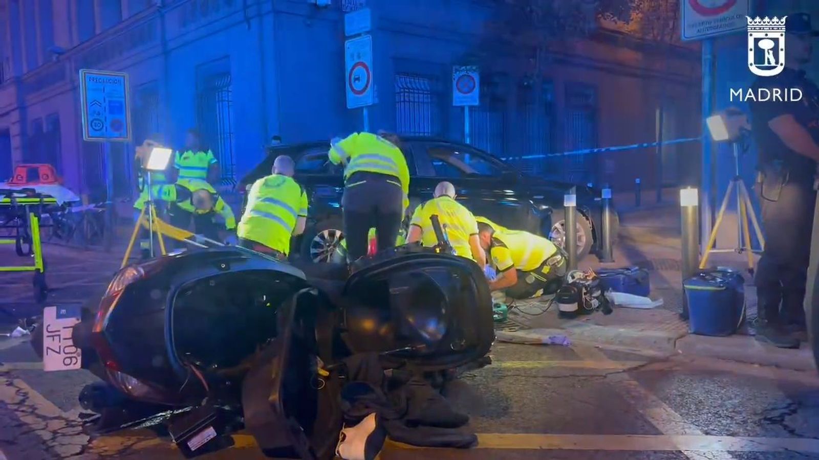 Accidente de moto y VTC en el Paseo del Prado
