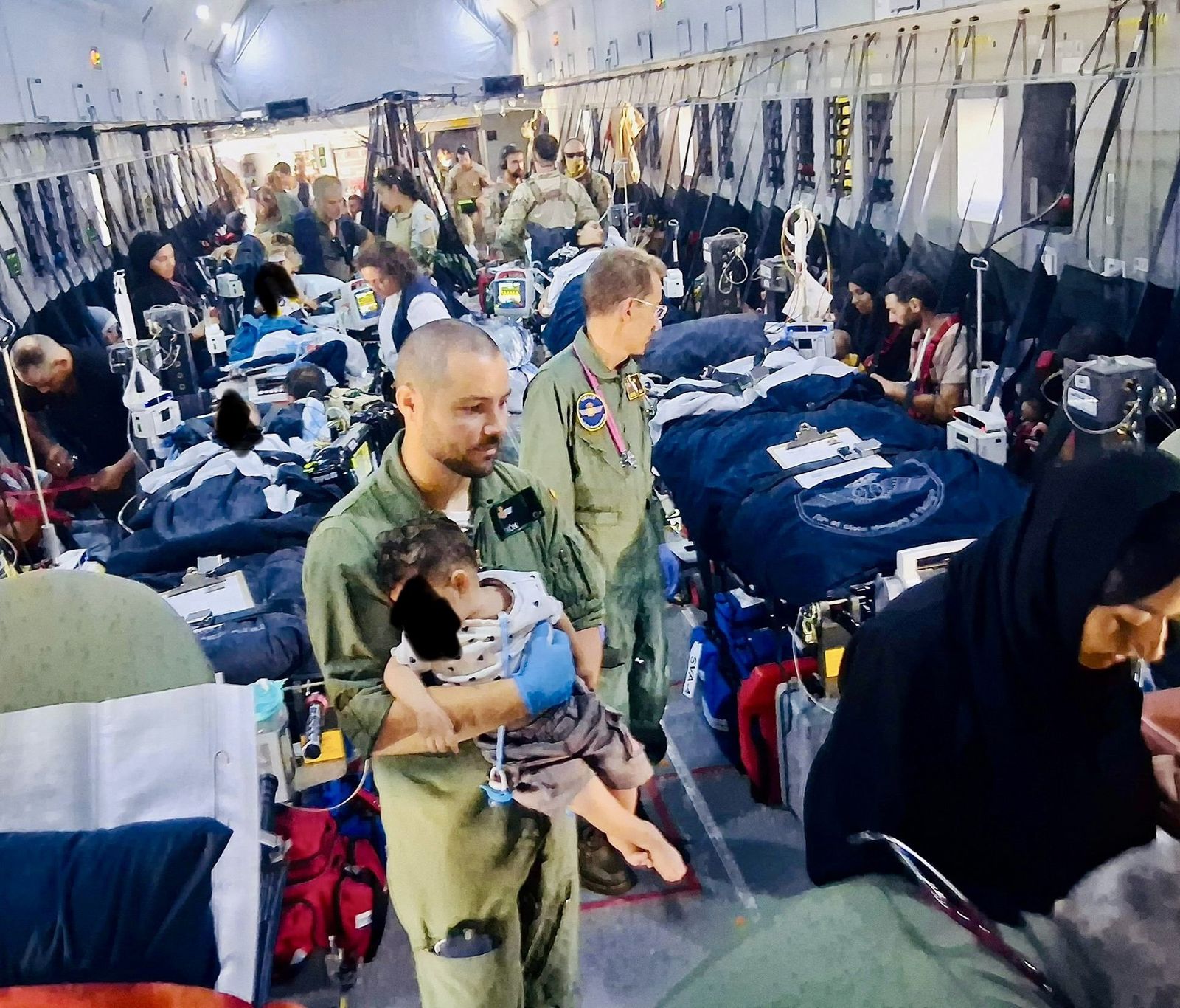 Interior de la aeronave con el personal de atención, los menores y sus familiares
