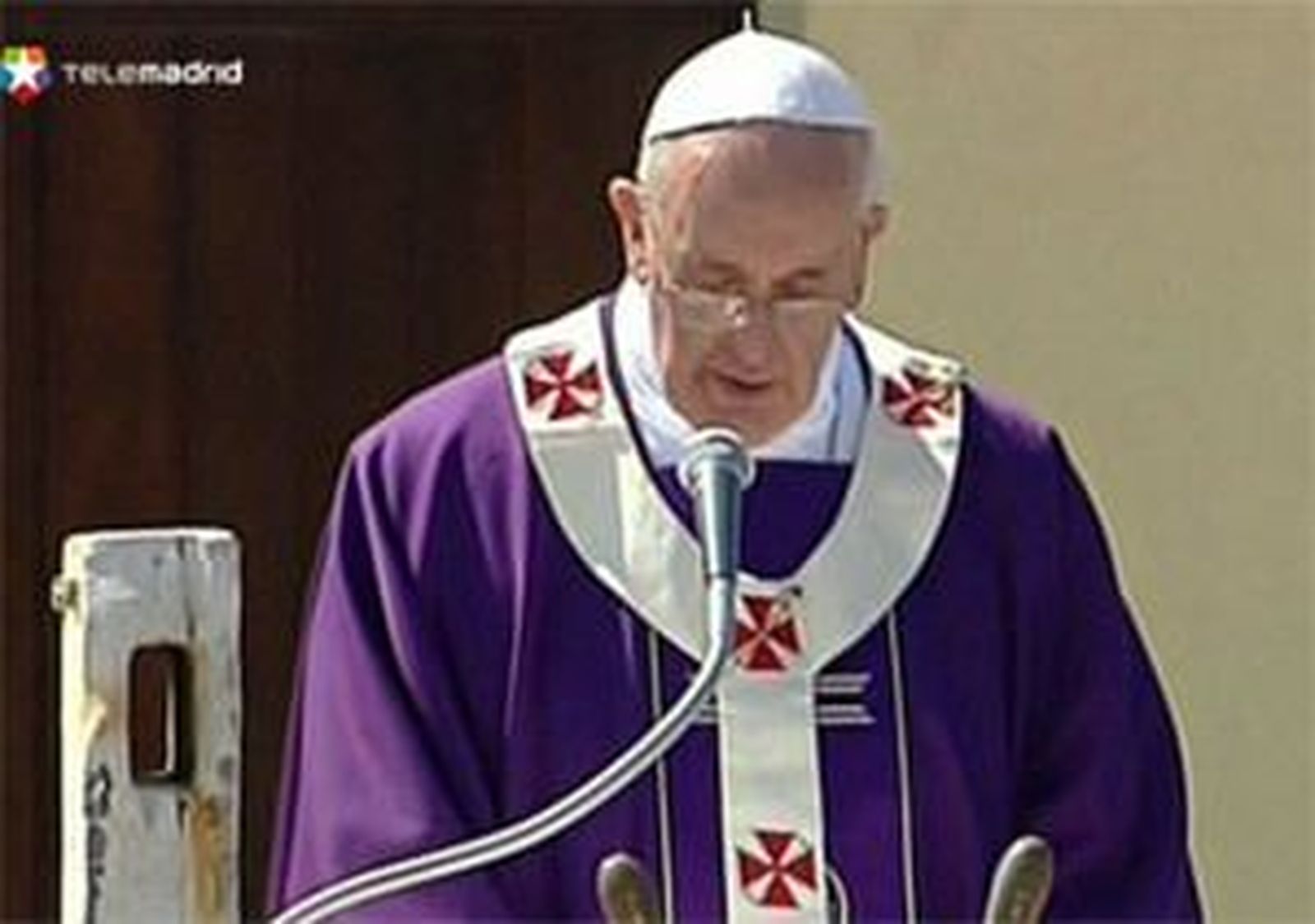 El papa denuncia la "indiferencia global" ante la tragedia de la inmigración