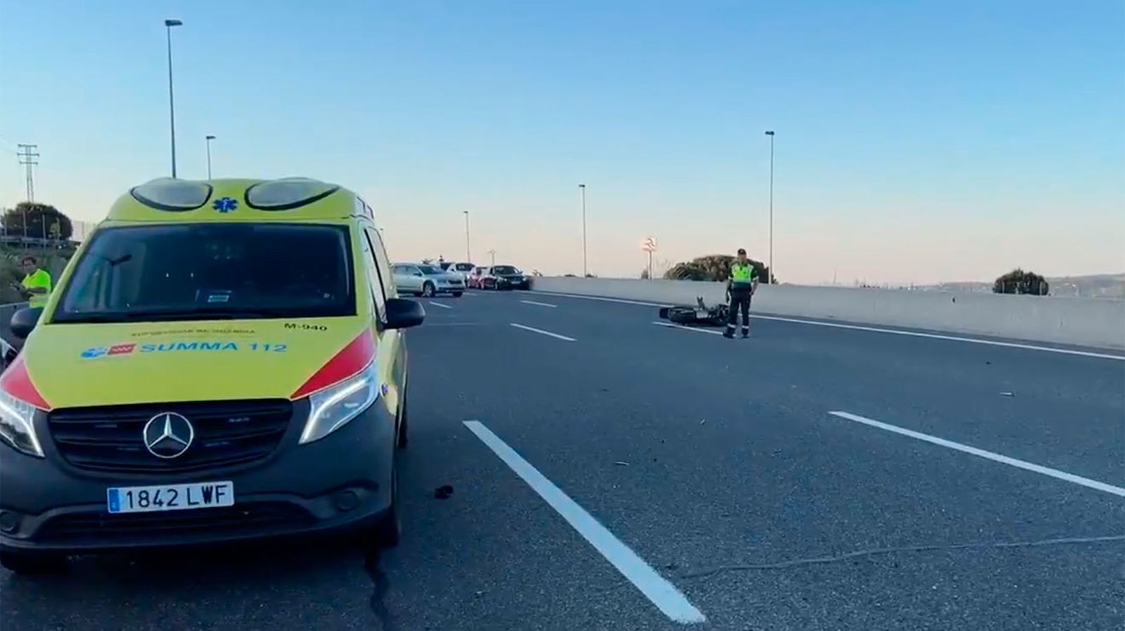 Un motorista, grave al ser arrollado por un vehículo