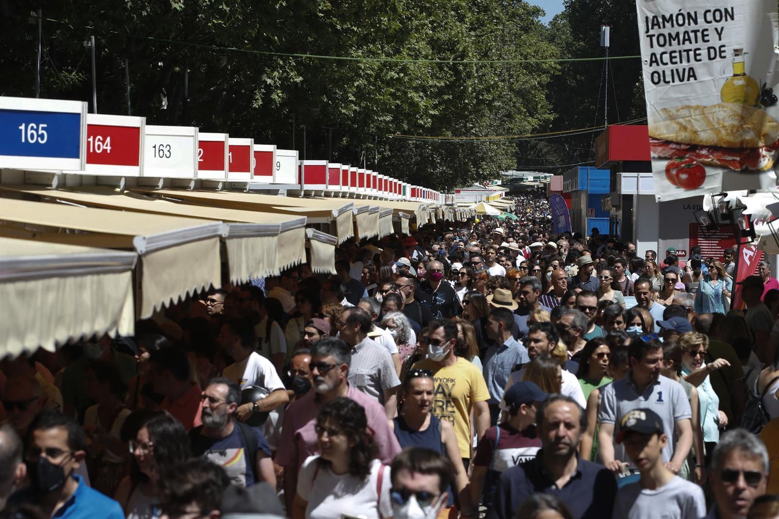 Afluencia de gente el sábado a la Feria del Libro
