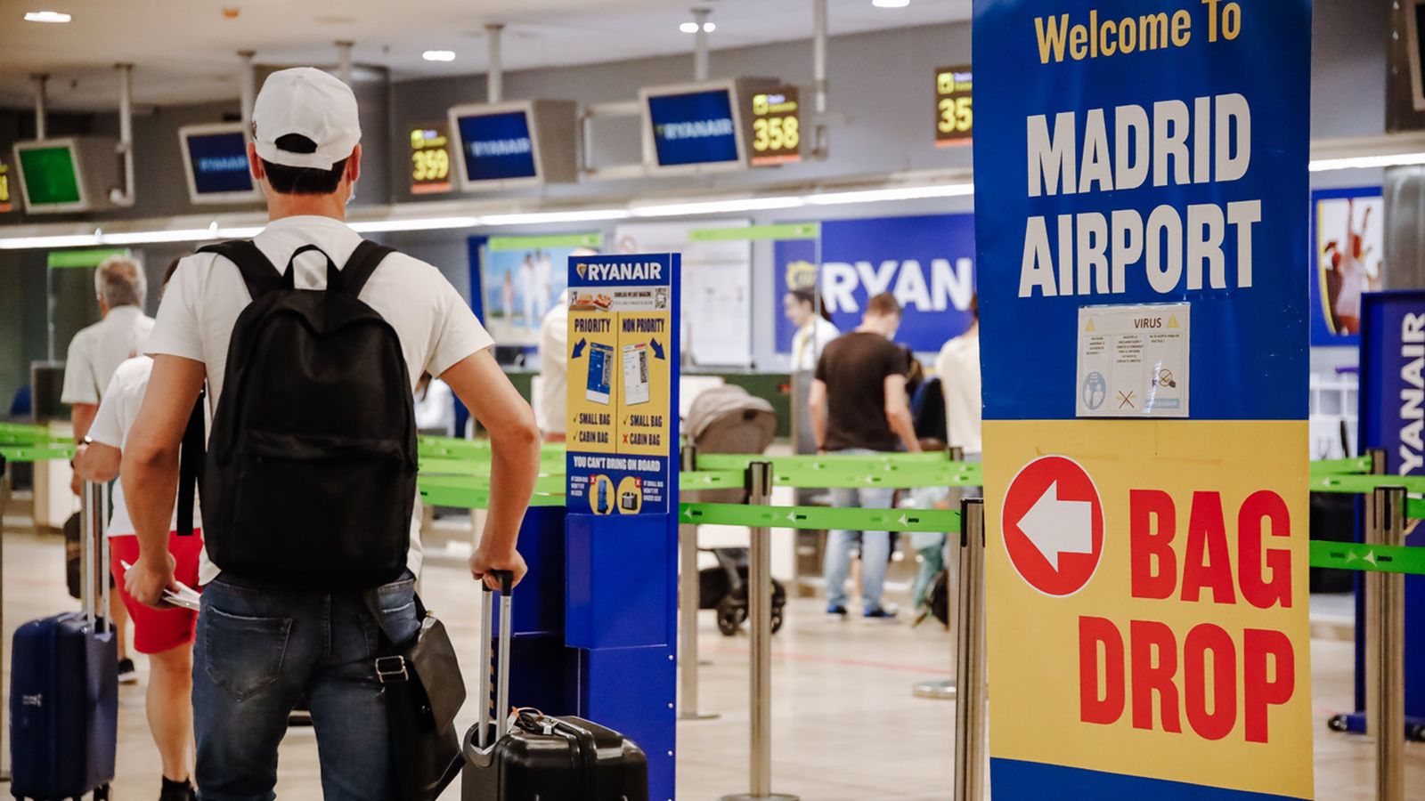 Varios pasajeros en el mostrador de Ryanair en el Aeropuerto Adolfo Suárez Madrid- Barajas