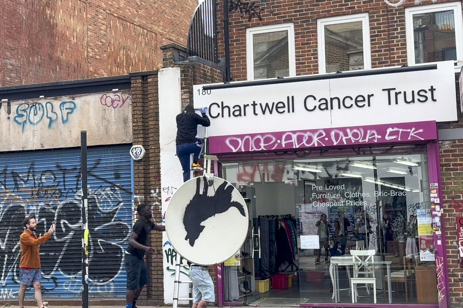 Banksy publica su cuarta creación "animal" en Londres y la roban a los pocos minutos