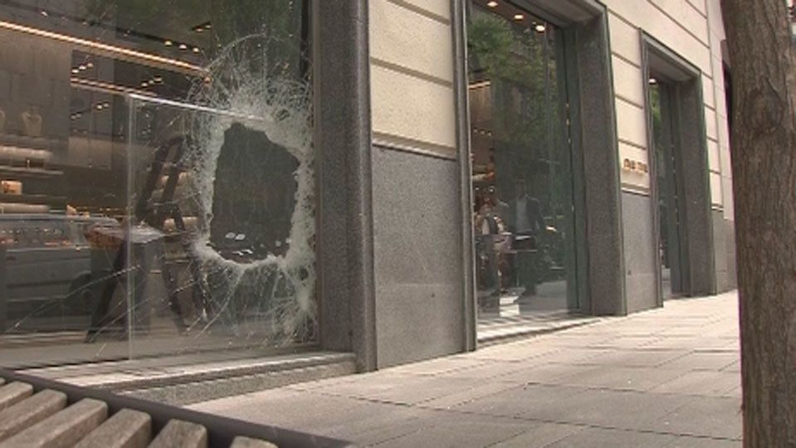 Roban a mazazos una tienda de ropa de lujo en la "milla de oro"