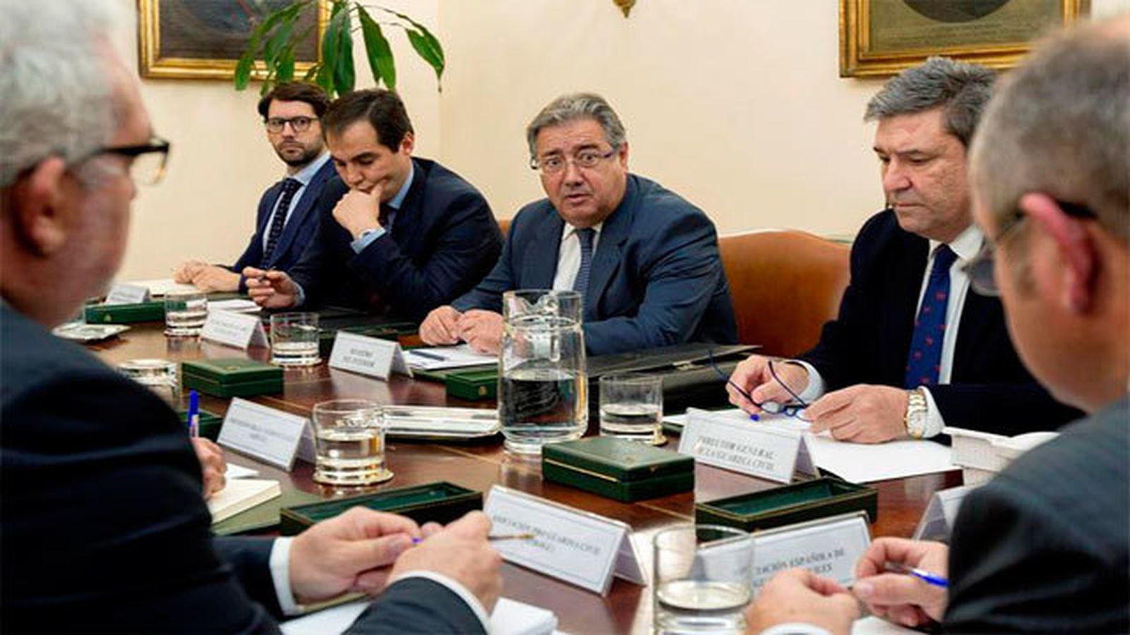 El ministro del Interior con asociaciones de la Guardia Civil