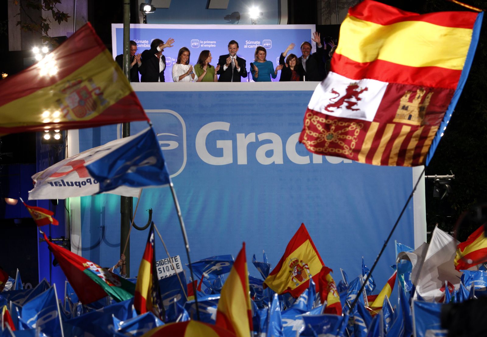 Mariano Rajoy con su equipo en la noche electoral del 20 de noviembre de 2011 tras ganar los comicios