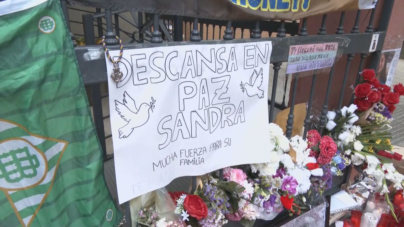 Altar en recuerdo de Sandra, la menor de 14 años que se suicidó en Sevilla