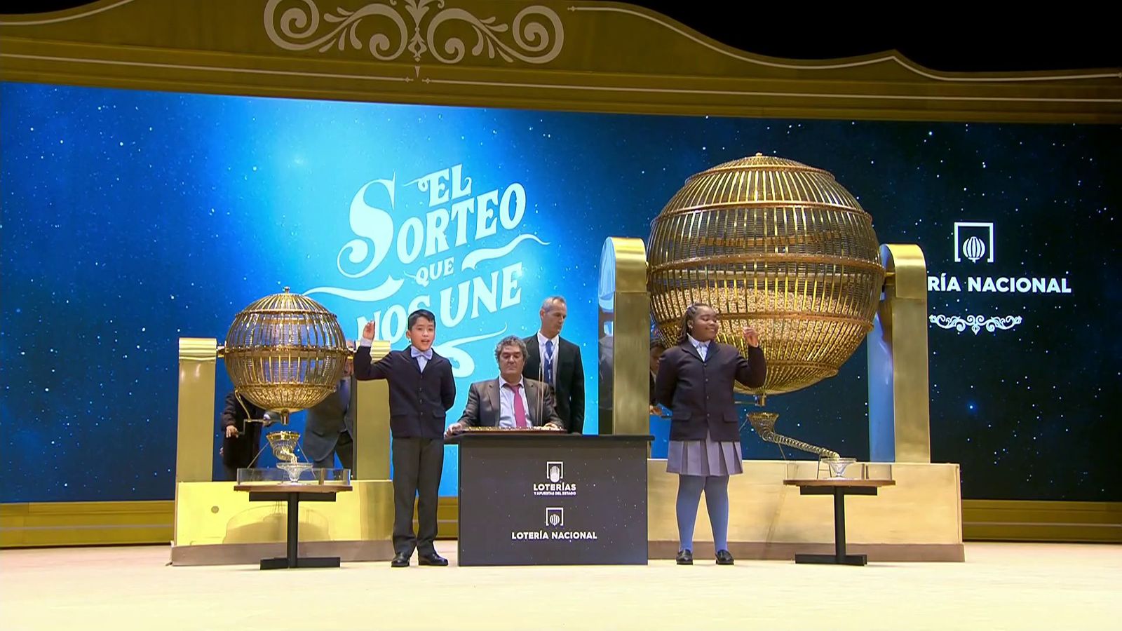 El tercer premio, el 11840, deja millones de euros en Madrid y lo celebramos con La Chulapa de Moncloa