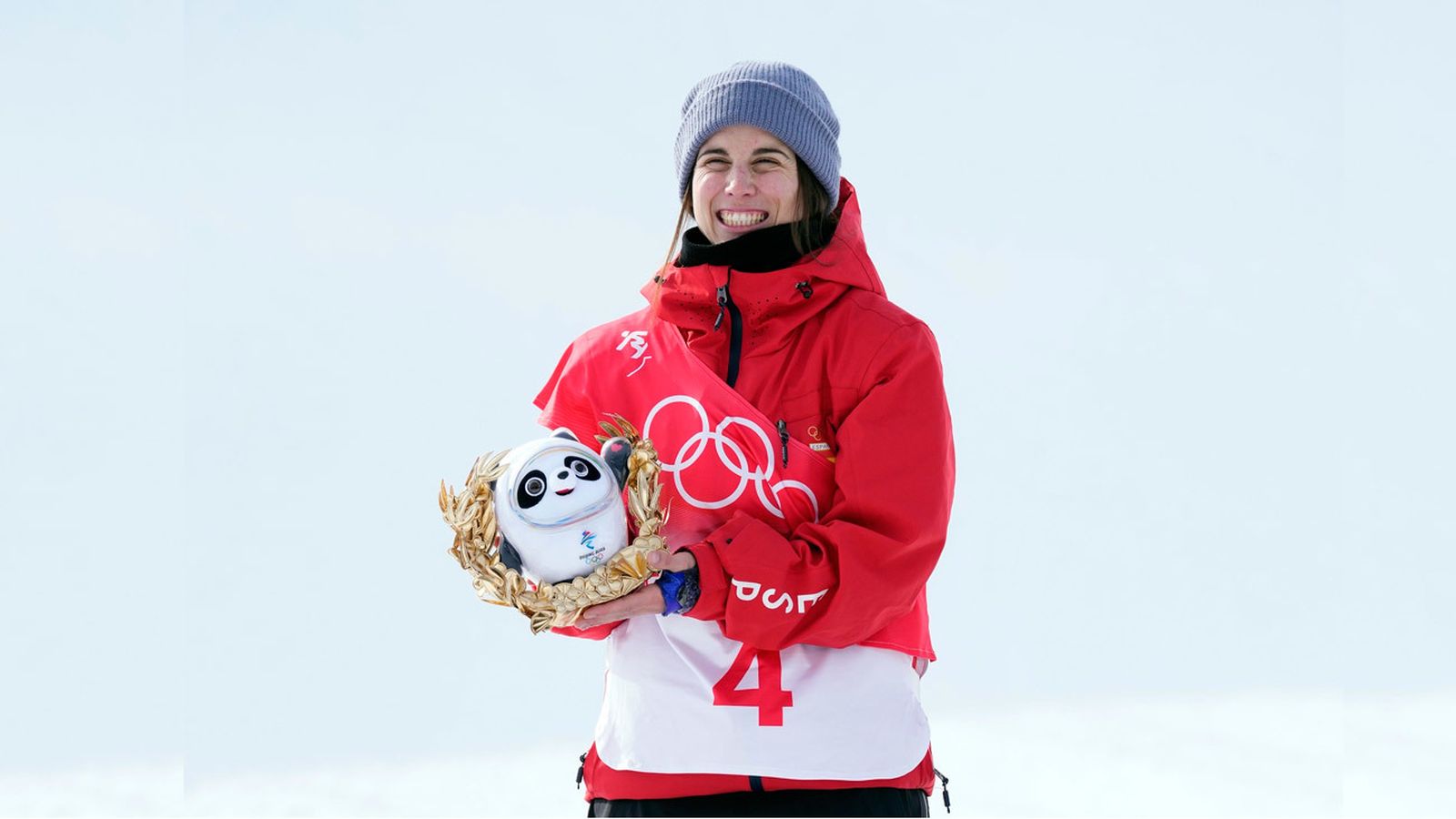 La rider española Queralt Castellet celebra su plata olímpica en los Juegos de Pekín 2022