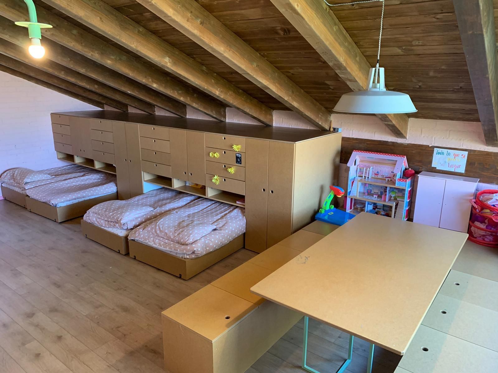Y este es el dormitorio de las cuatro hijas de Ana. Cada una tiene sus propias cajoneras para evitar peleas...
