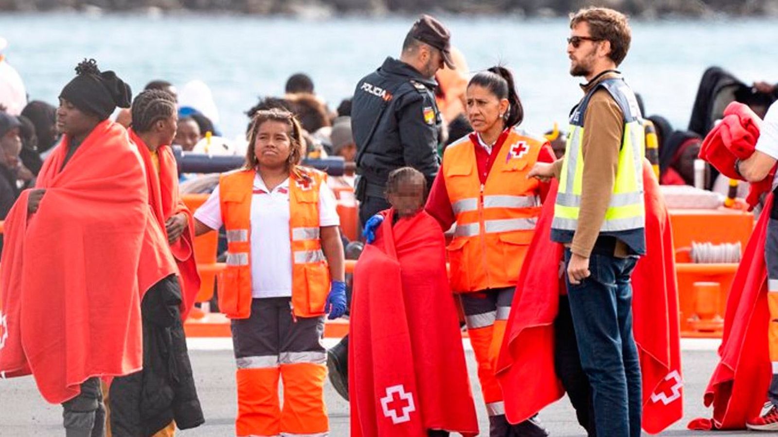 El Gobierno tiene 10 días para hacerse cargo de más de mil inmigrantes menores que han pedido asilo en Canarias