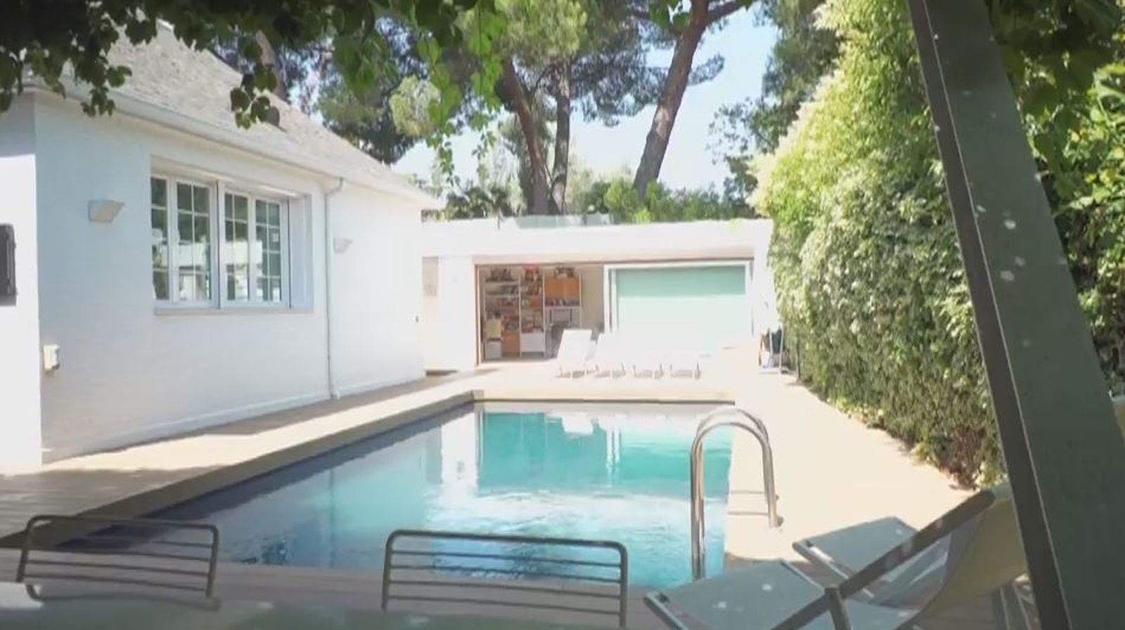 Piscina de la casa donde viven 11 personas