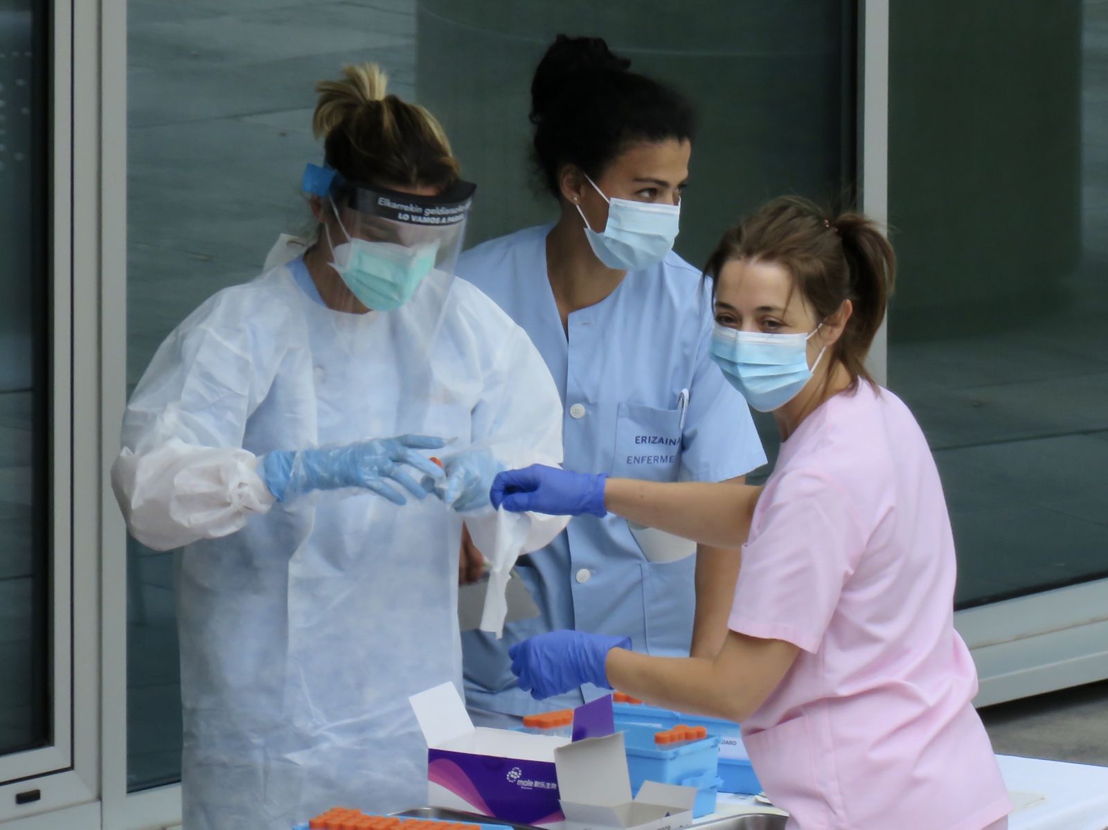 Enfermeras preparadas para realizar pruebas PCR