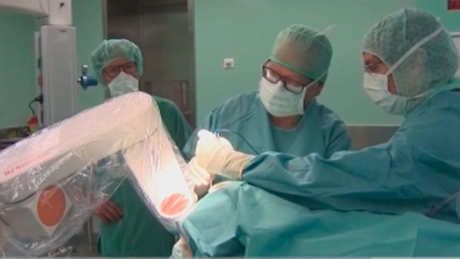 Una operación pionera con robot cura la epilepsia al 80% de los pacientes