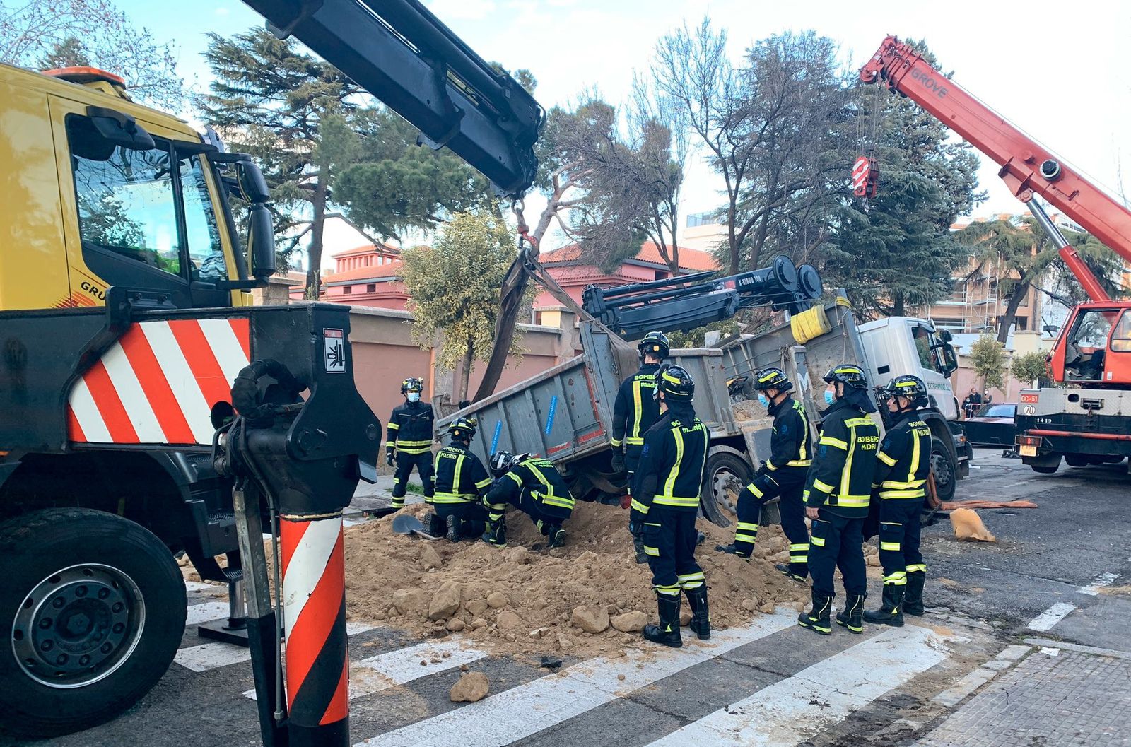 Bomberos de Madrid liberan un camión que se había hundido en el pavimento en Hortaleza