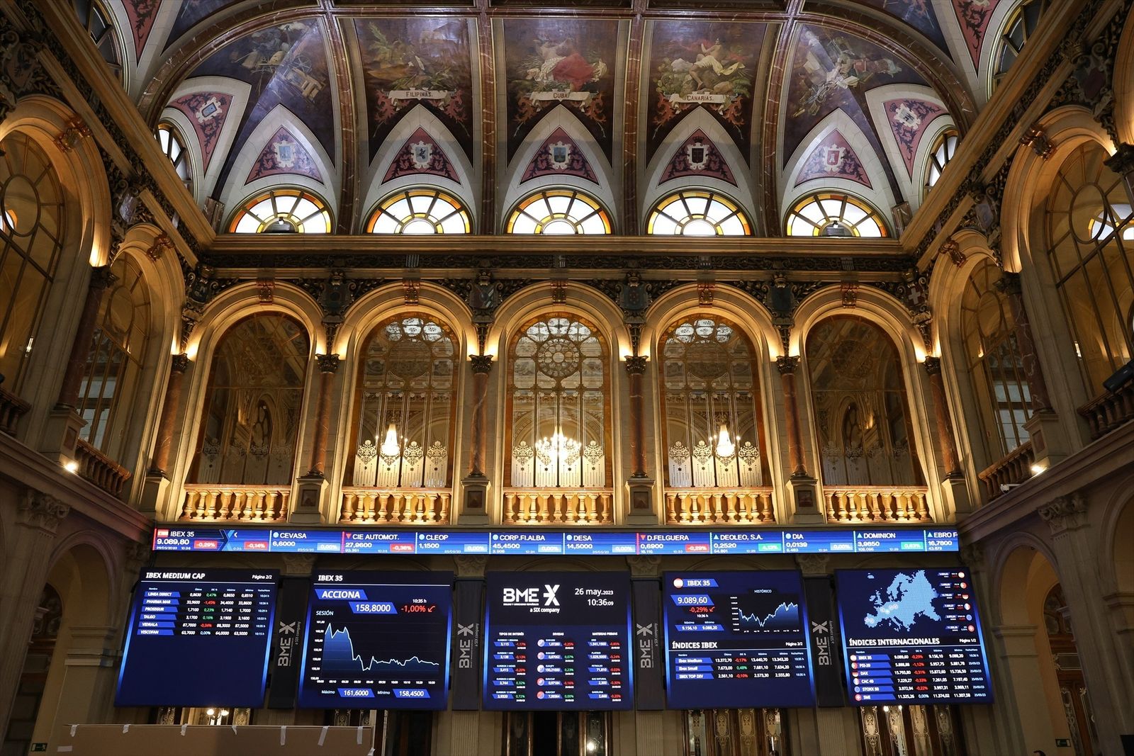 Paneles del Ibex 35 en el Palacio de la Bolsa de Madrid