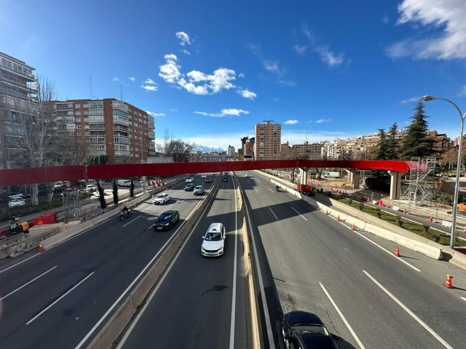 Pasarela sobre la A-2, en Corazón de María