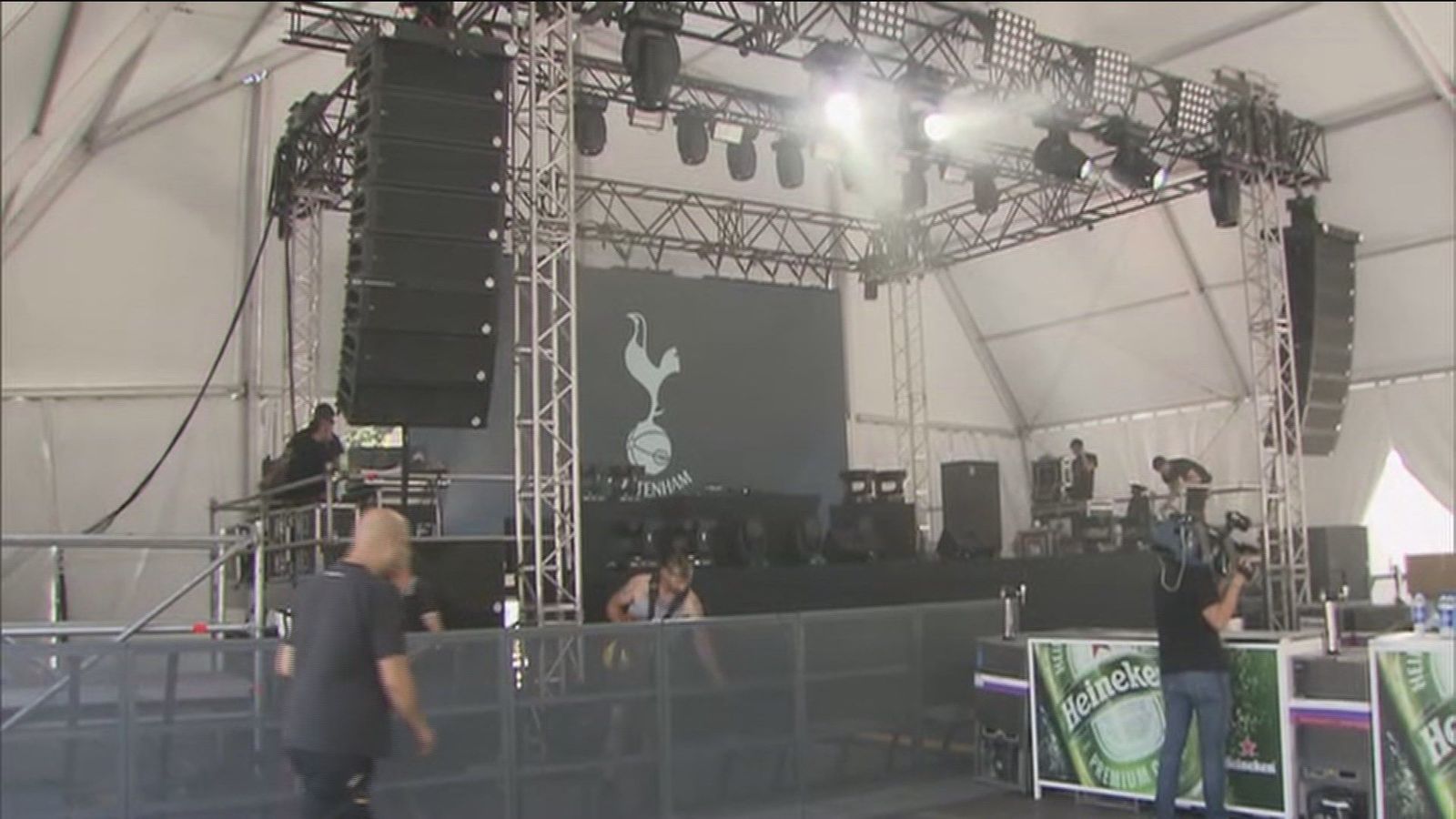 Las fanzones de Tottenham y Liverpool se llenan de cerveza y ruido