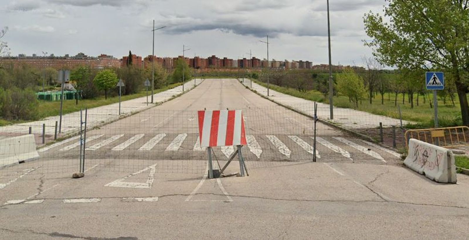 Vallas en el acceso inacabado desde el PAU-4 de Móstoles a la R-5