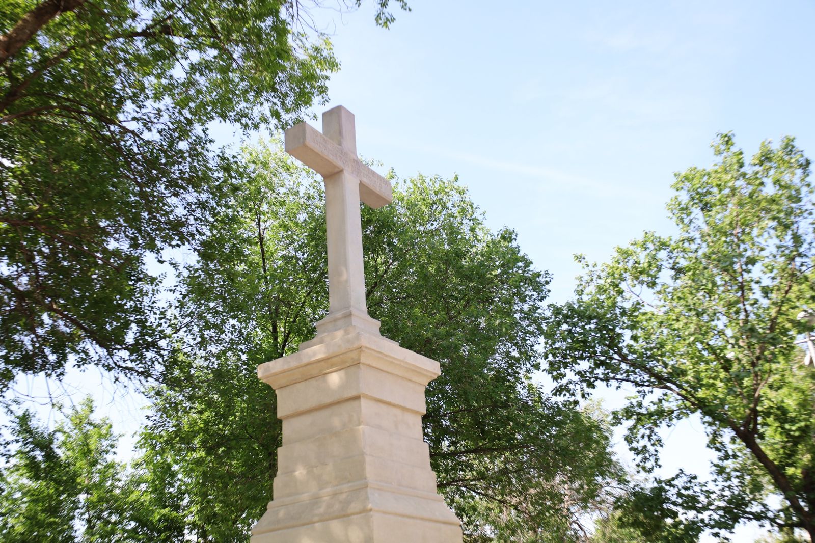 La Cruz del Siglo de Alcalá de Henares ya restaurada en su emplazamiento
