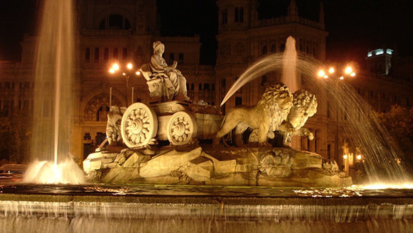 El Ayuntamiento apagará esta tarde la fuente de Cibeles sumándose a la iniciativa #SinLuzPorSiria