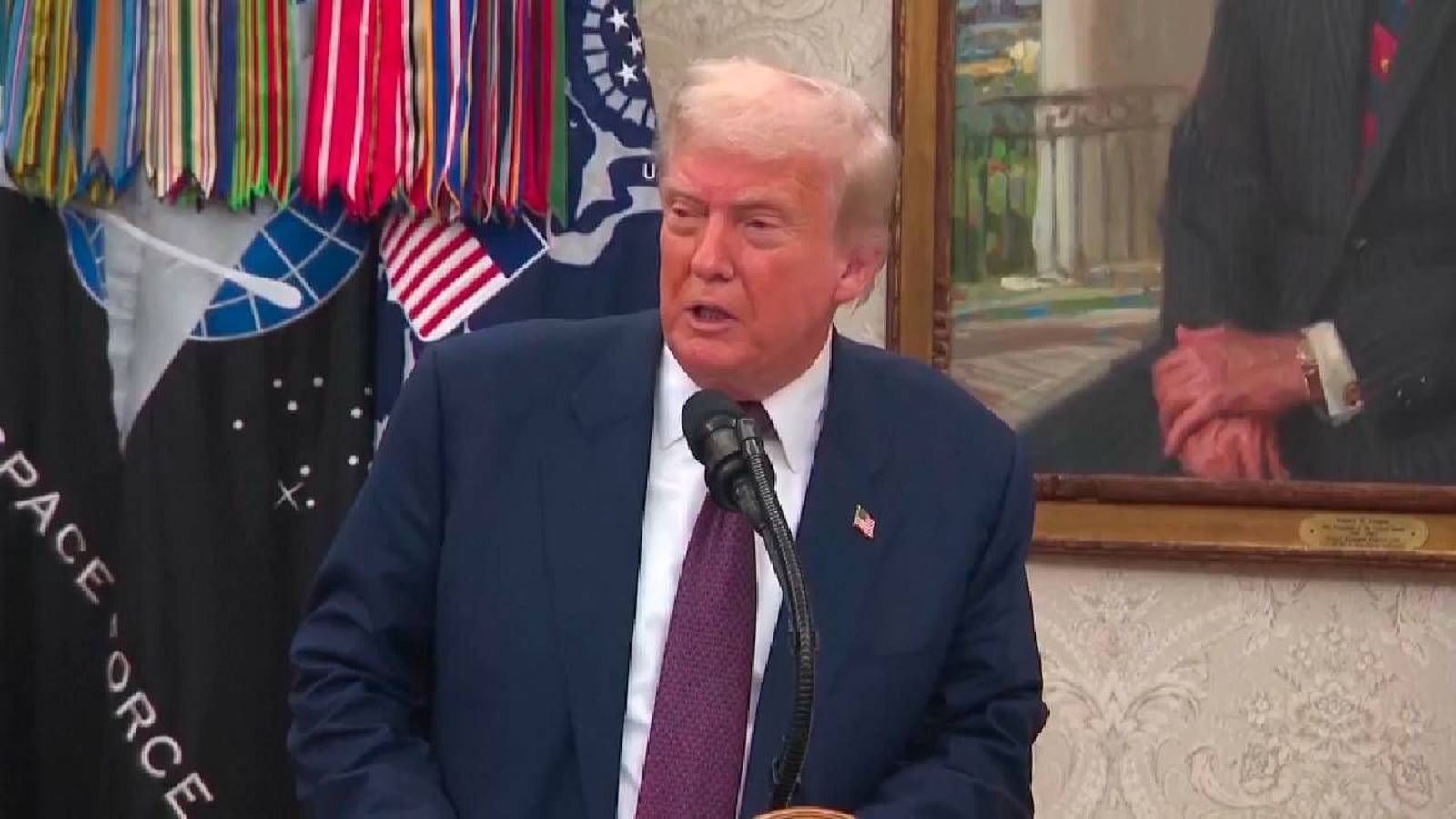 Entran en vigor los aranceles de Trump, que anuncia un nuevo gravamen del 100% a chips y semiconductores