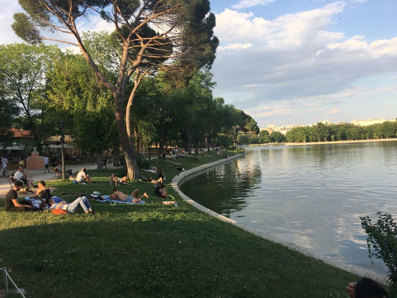 Jóvenes junto al lago de la Casa de Campo