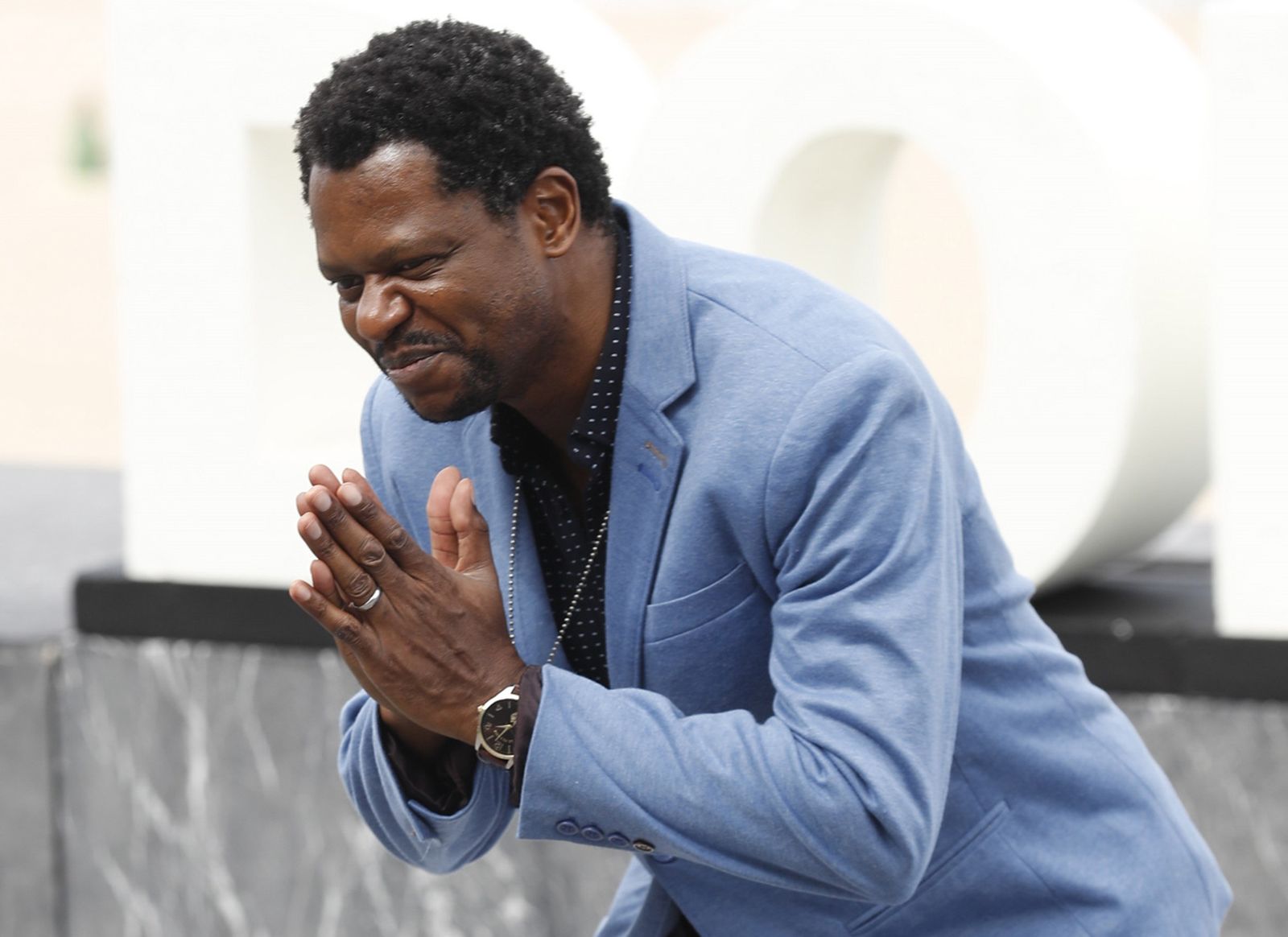 El actor, Bukassa Kabengele, posa tras presentar su película "Pacificado", en el marco del 67 Festival de San Sebastián