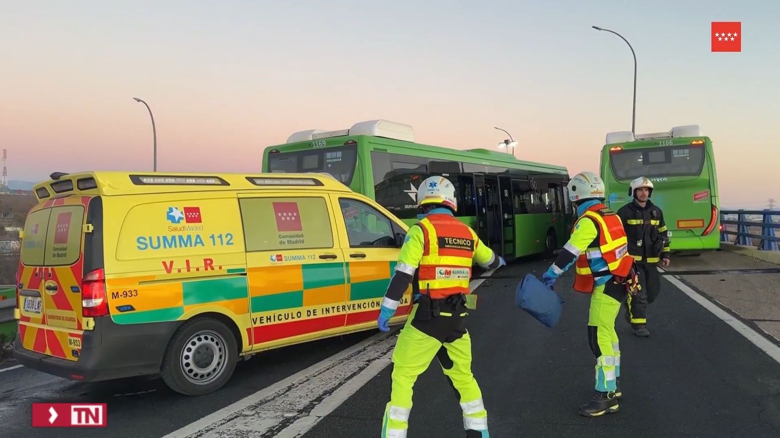 Conductora herida en choque frontal con autobús en la A-1