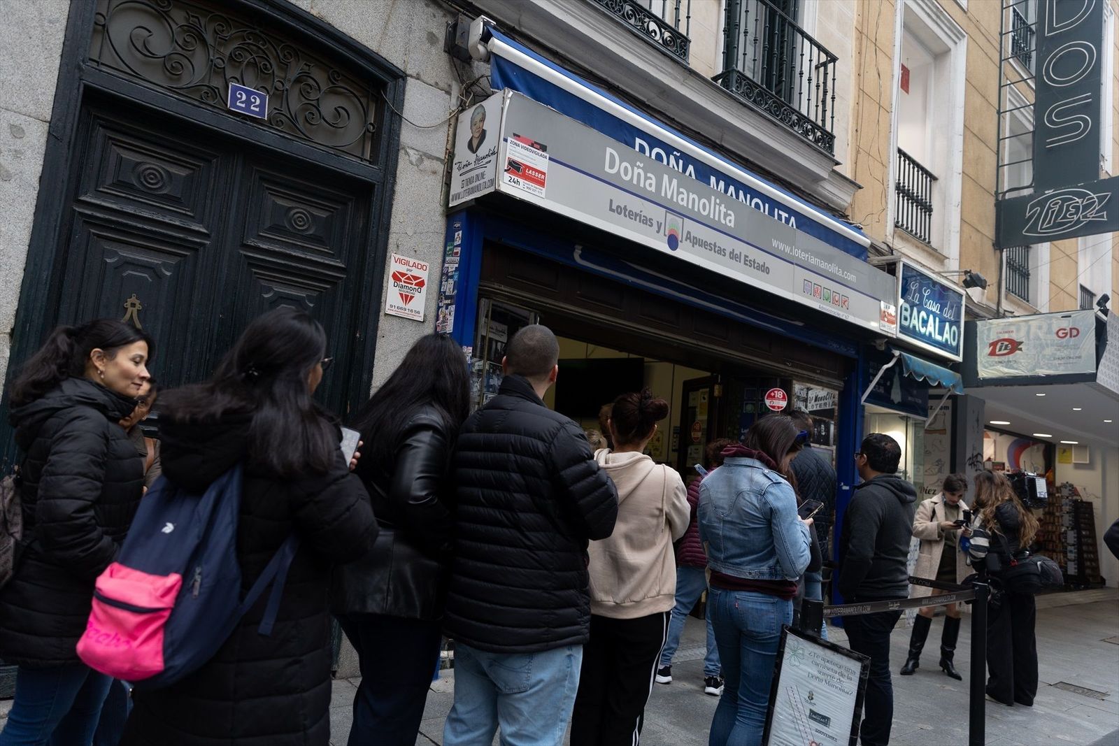 La cola en Doña Manolita, el otro clásico de las Navidades madrileñas