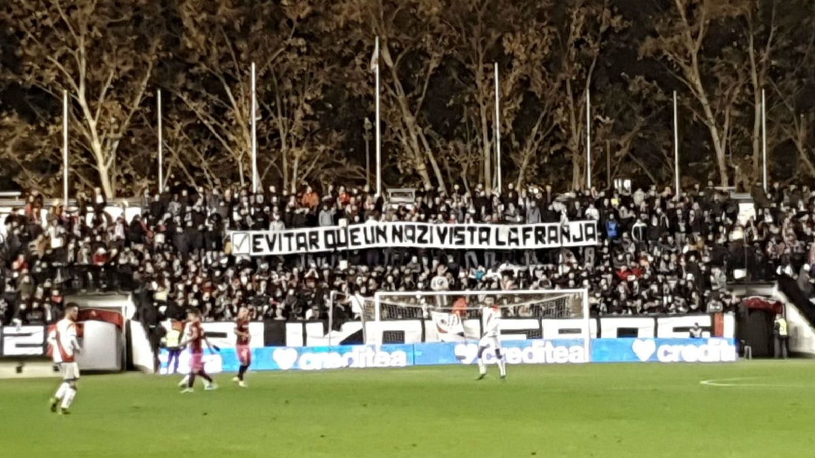 Pancarta en contra de Zozulya en Vallecas