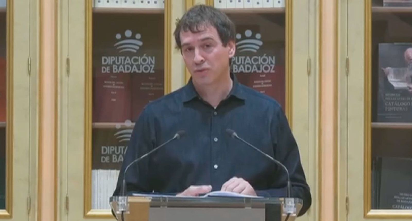 La jueza ordena investigar al empleado que llamaba "hermanito" a David Sánchez