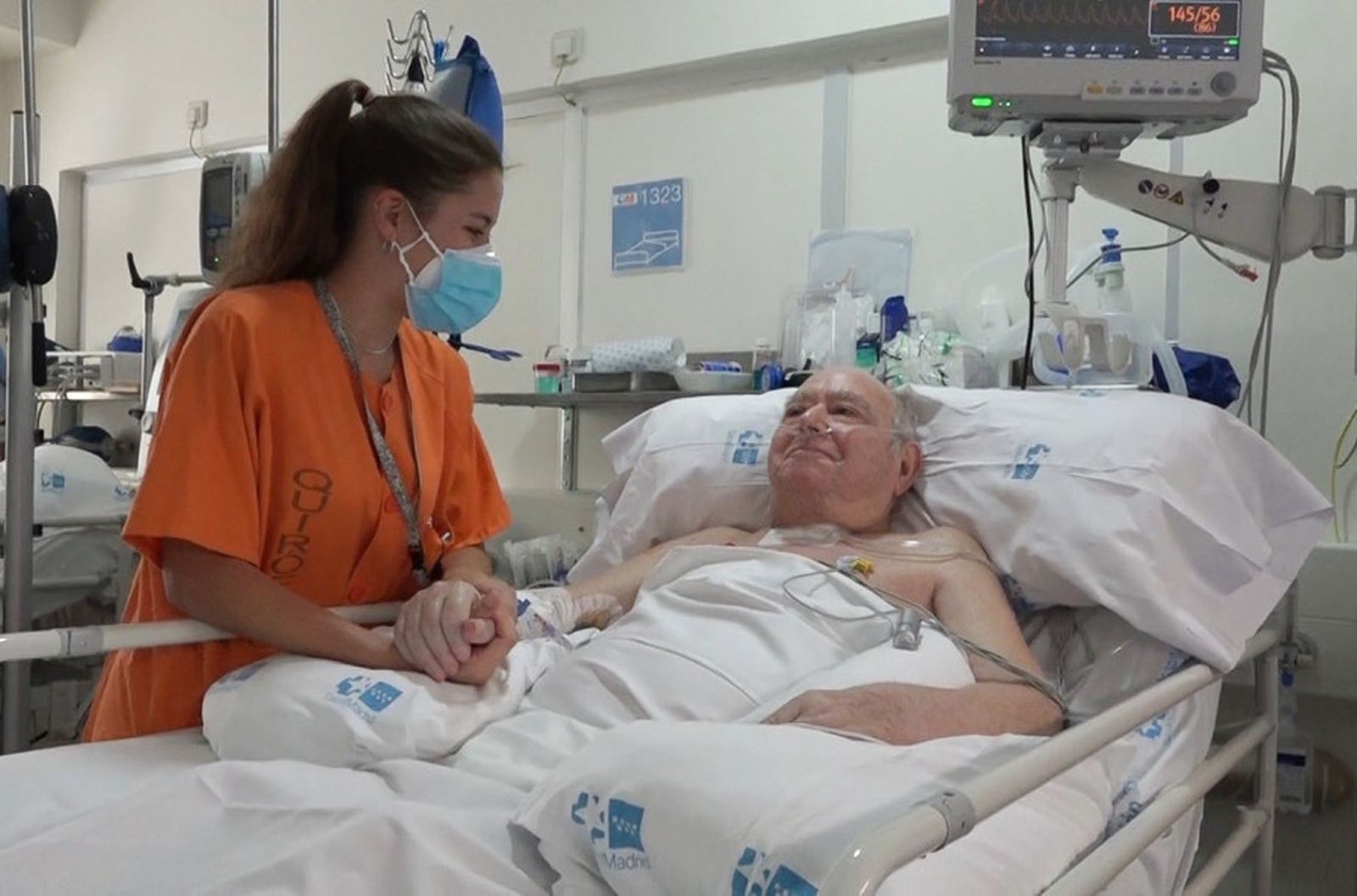 Imagen de Pedro, el paciente con Covid-19 que más tiempo ha estado en la UCI, junto a una enfermera del Hospital Gregorio Marañón