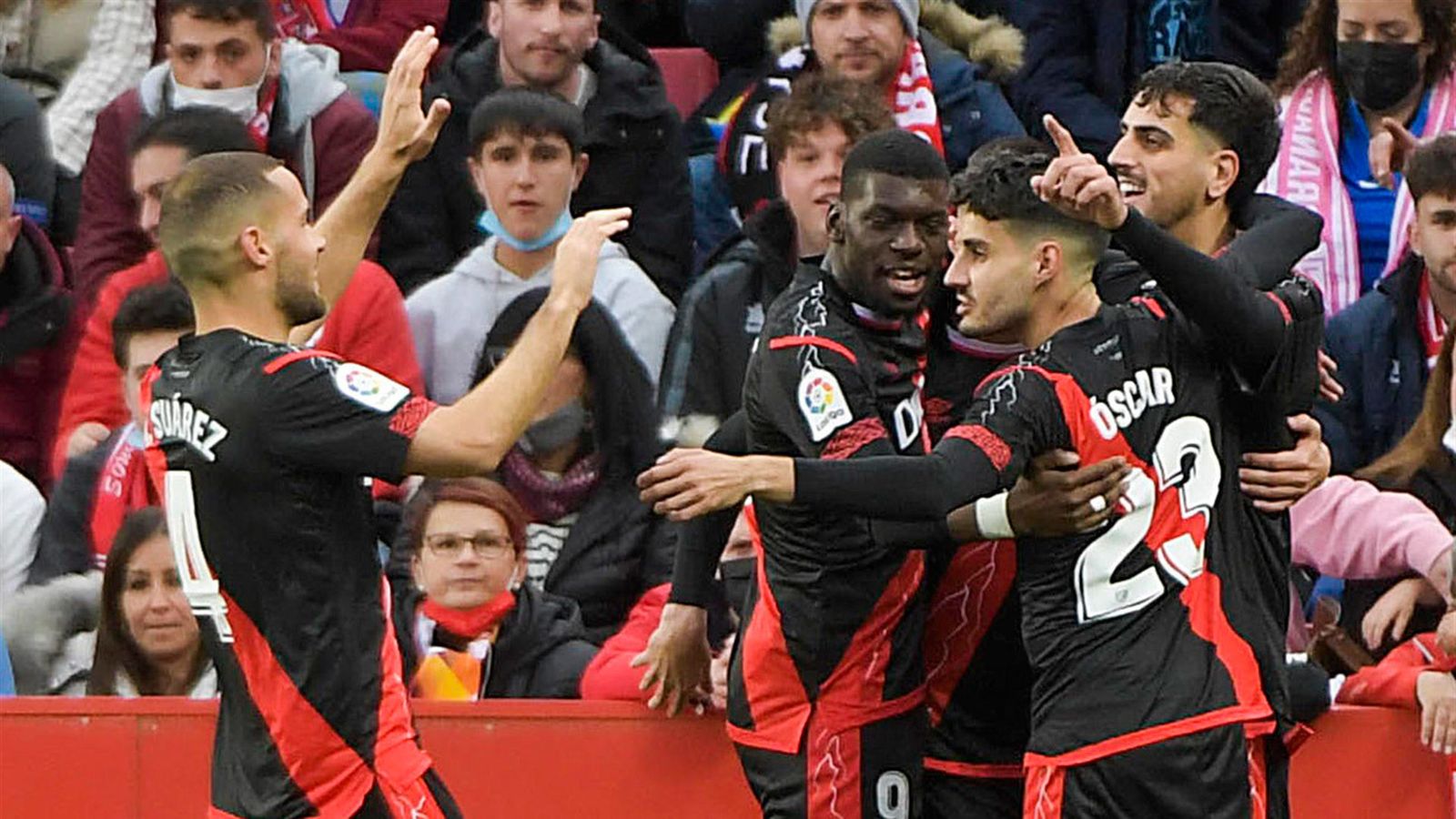 Los jugadores del Rayo Vallecano celebran el primer gol del equipo madrileño durante el encuentro correspondiente a la jornada 30 de primera división que han disputado este domingo frente al Granada en el estadio Nuevo Los Cármenes de Granada
