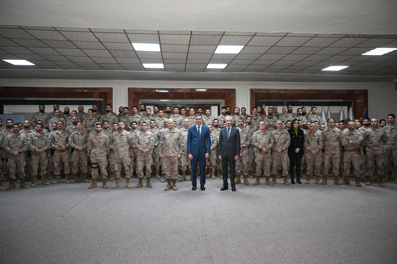 Sánchez visita a los militares españoles en Irak y les agradece su sacrificio