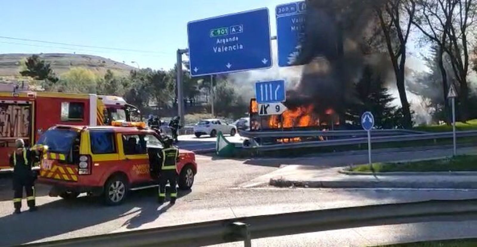 Incendio de un autobús interurbano en la A-3, a la altura de Santa Eugenia