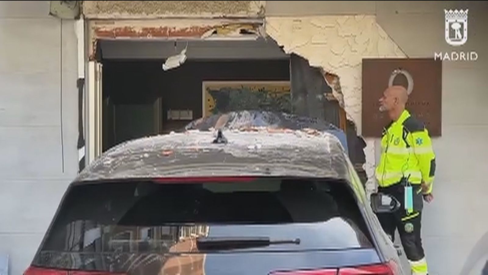 Un hombre de 68 años se estampa con su coche automático contra la fachada de una empresa de reformas en la calle Añastro