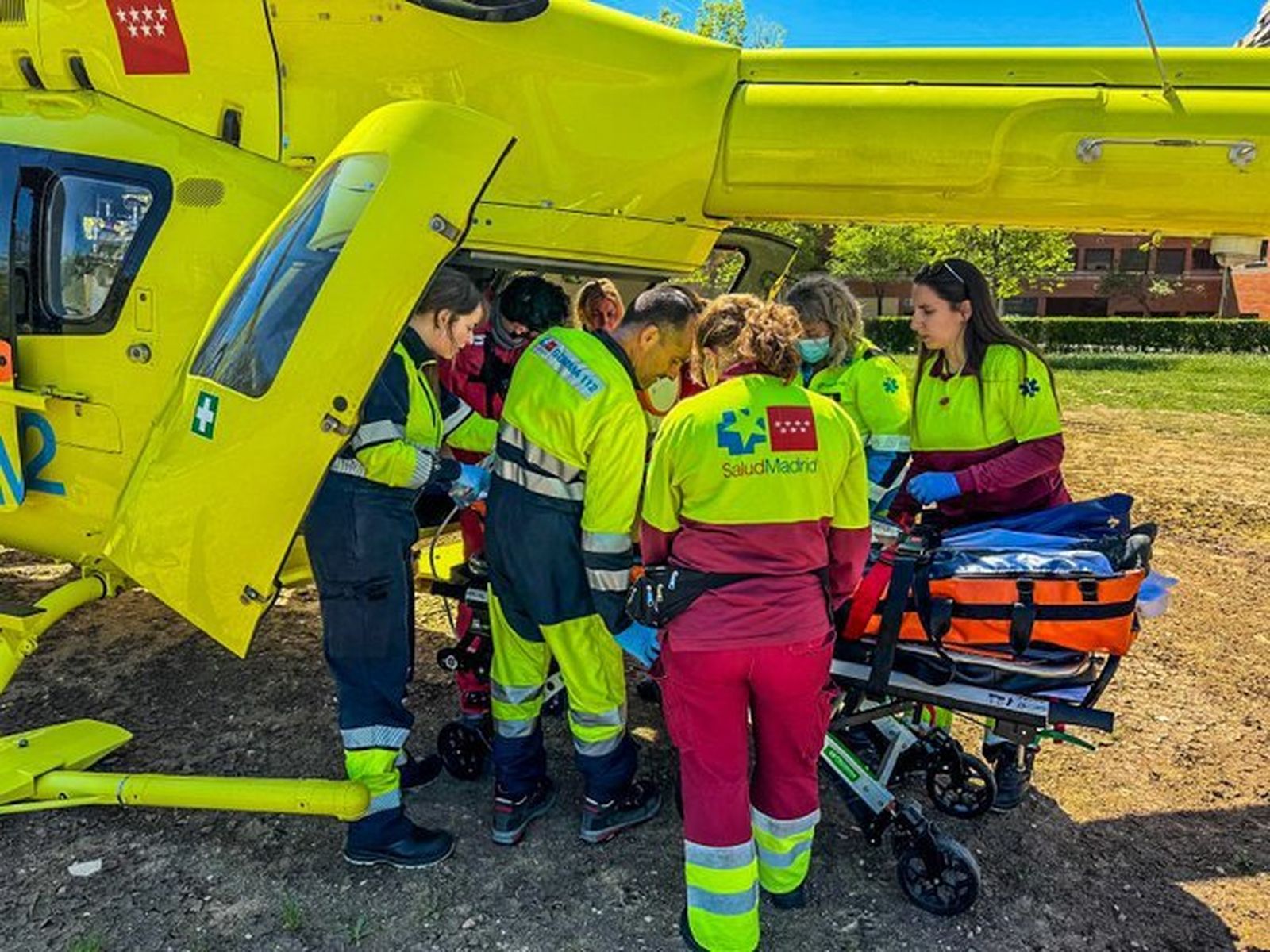 Efectivos del SUMMA112 trasladan a un ciclista accidentado en Rascafría