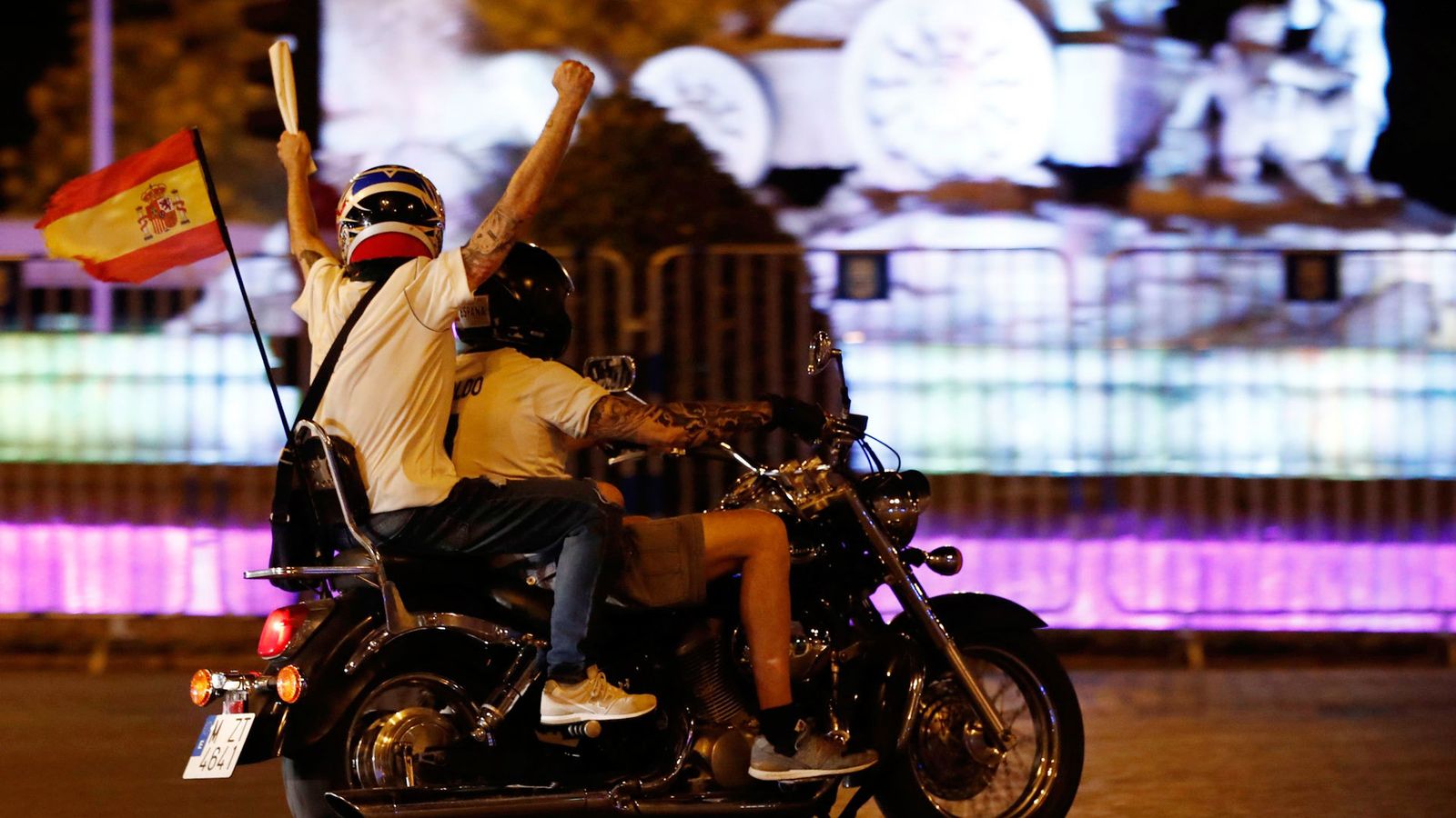 Aficionados del Real Madrid celebran la Liga número 34 en Cibeles, desde sus vehículos