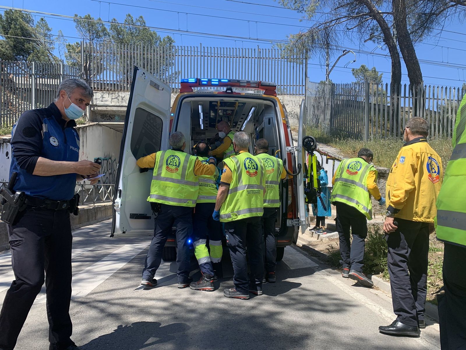 Los servicios de emergencia y de seguridad atienden al ciclista herido