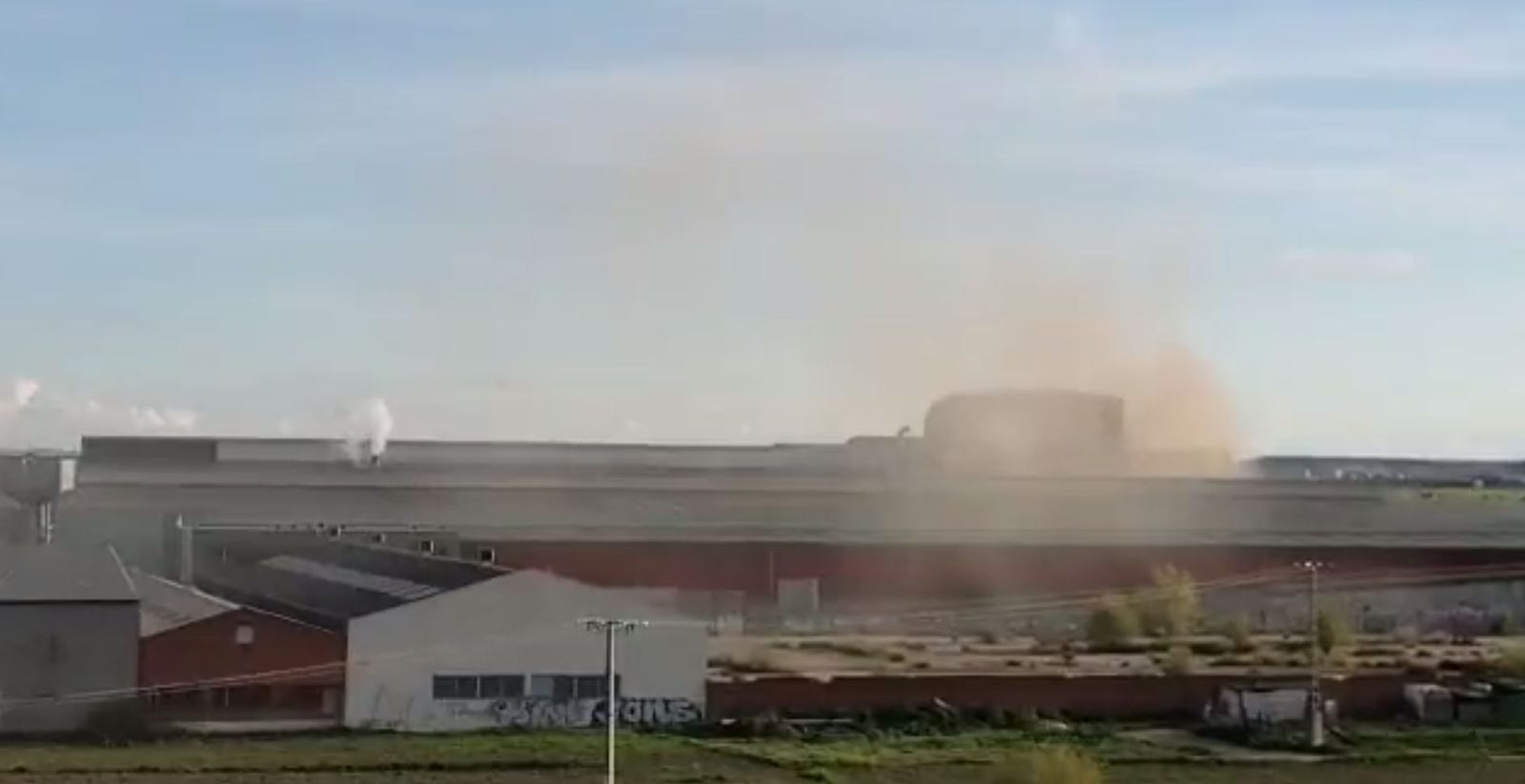 Humo procedente de la fundición de Corrugados Getafe