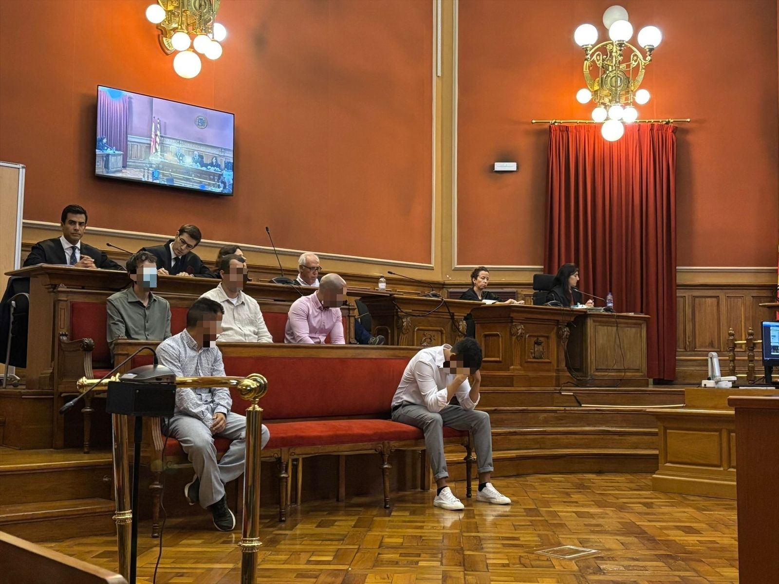 Los acusados de la 'manada de Castelldefels' (Barcelona) pactan penas inferiores a 9 años