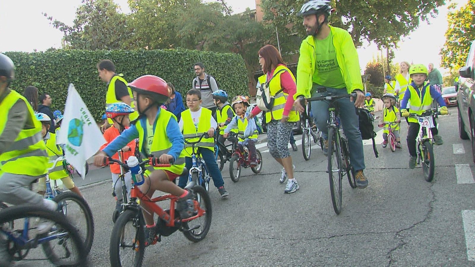 En bici al cole en Ciudad Lineal: "Los conductores no nos respetan mucho"